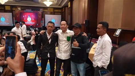 Lolos Senayan Momen Denny Cagur Makan Bersama Tim Sukses