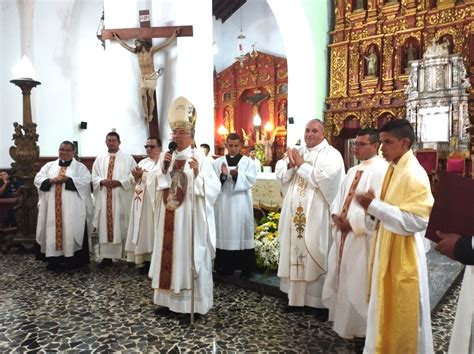 Cientos De Feligreses Participaron En El Tradicional Recorrido De La