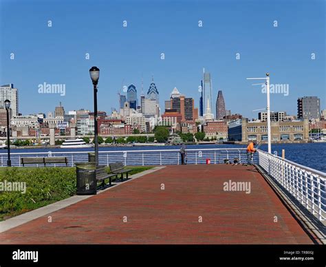 City skyline from camden new jersey hi-res stock photography and images ...