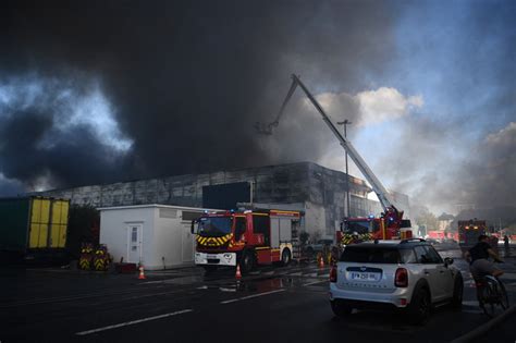 Espectacular Incendio En Un Gran Mercado De Productos Frescos Cerca De