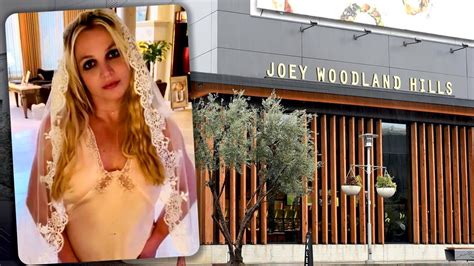 Britney Spears baila en bikini junto a su mánager