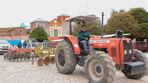 El Midagri Peblt Entrega Tractor Agr Cola A Municipalidad De