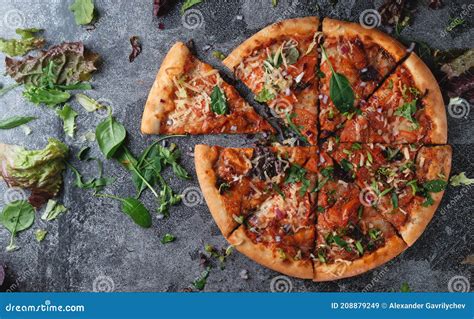 Traditionele Italiaanse Pepperoni Pizza Met Tomaten Kaasuien En Veel