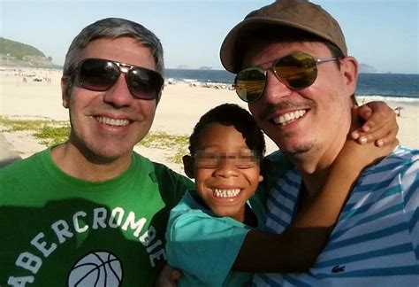 Tre coppie etero lo rifiutano perché brutto e nero adottato da papà gay