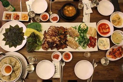 유성 맛집 ‘청와삼대 매일 삶는 정성 담긴 족발과 보쌈 제공