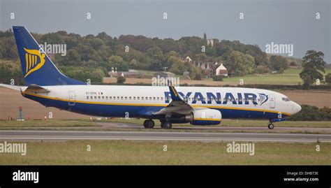 Ryanair Boeing Ei Dyh Departing London Luton Airport Ltn Stock