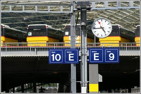 Gemeinsames SBB RhB Perron Mit Den Geleisen 10 Und 9 Vor Dem