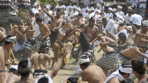 Foto Melongok Serunya Tradisi Perang Ketupat Di Bali