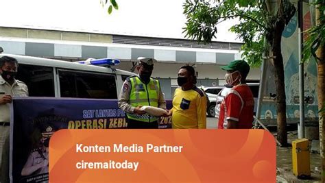 Operasi Zebra Lodaya Polres Cirebon Kota Bagikan Masker Dan Sembako