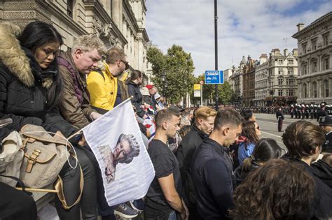 Brits take the Long Walk to say final goodbyes to Queen Elizabeth : NPR