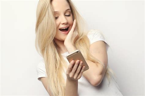 De Vrij Blonde Vrouw Met Lang Haar Houdt Moderne Slimme Telefoon Ontvangt Unexpcted Bericht Van