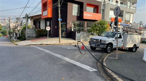 Caminhão arrasta fiação e danifica três postes no Jardim América