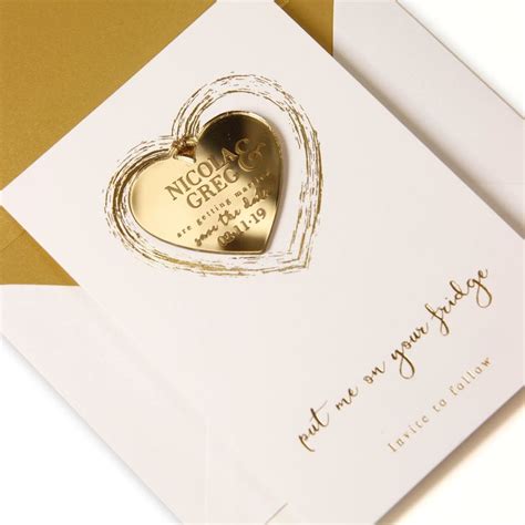 Goldene Save the Date Karte mit herzförmigem Spiegelmagnet in Gold mit