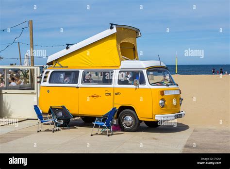 Furgoneta combi vw de la década de 1960 fotografías e imágenes de alta