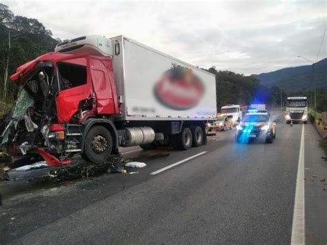 Acidente Dois Caminh Es Deixa Uma Pessoa Gravemente Ferida Na Br