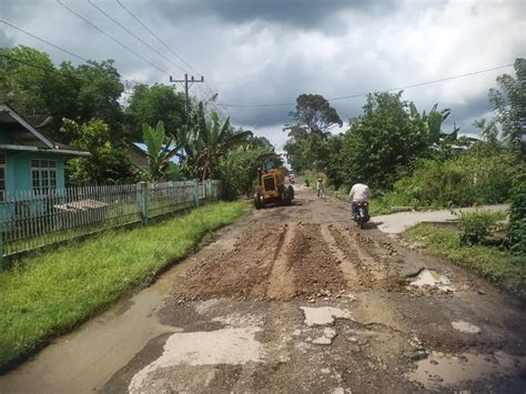 Berkat Bupati Tapsel Warga Arse Bangun Jalan Provinsi Yang Rusak Parah