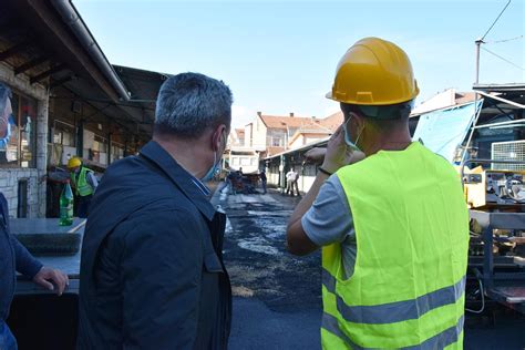 Pri Kraju Asfaltiranje Saobra Ajnica Unutar Gradske Pijace Bolji