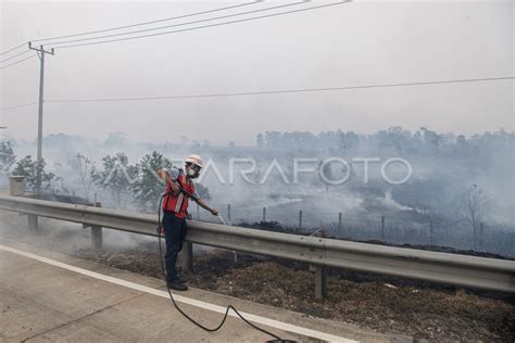 Tol Palindra Tertutup Asap Kebakaran Lahan Antara Foto