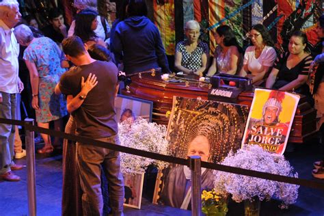 Amigos e familiares se despedem de Jorge Fernando em velório no RJ