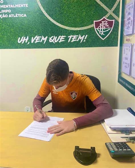 Goleiro Assina Primeiro Contrato Profissional O Fluminense