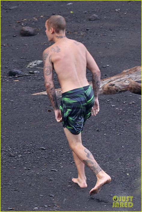 Justin Bieber Towels Off His Shirtless Body In Hawaii Photo