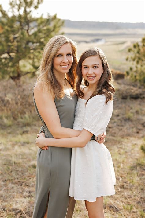 Mom And Daughter Photo Idea In 2022 Daughter Photo Ideas Bridesmaid