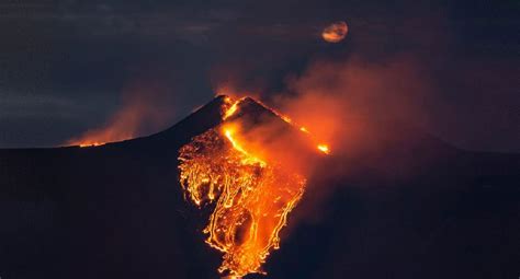 Suspenden vuelos en Europa ante erupción del monte Etna volcán más