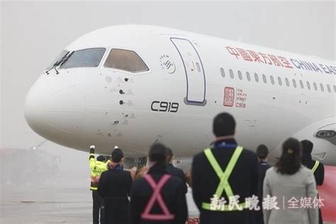 中国东方航空接收全球首架国产c919飞机 国产民机商业运营迈出 第一步”东航民航