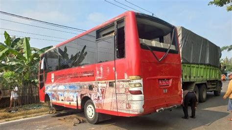 Kecelakaan Hari Ini Di Pesawaran Bus Rombongan Pernikahan Terguling