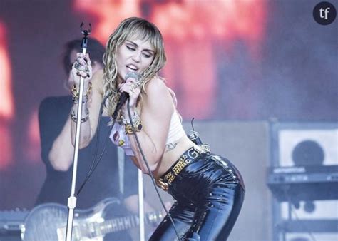 C Est La Reine Cette Popstar Sid Re En Naked Dress Le Style Sexy Et Sulfureux Que Le