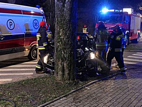 Wypadek na ulicy Kościuszki Mazdą uderzył w drzewo