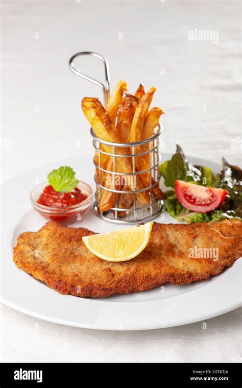 Wiener Schnitzel Auf Dem Teller Hi Res Stock Photography And Images Alamy