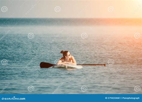 Sup De Mujer Marina Silueta De Una Feliz Mujer De Mediana Edad Curtida En Bikini Arco Iris
