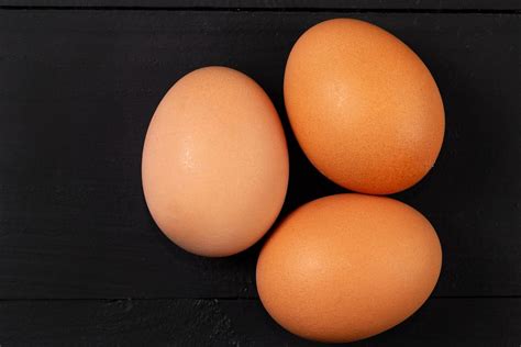 Chicken eggs on burlap with white feather - Creative Commons Bilder
