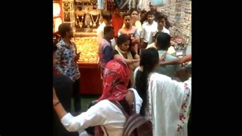 Viral Video On Karwa Chauth A Man Caught Shopping With A Girlfriend