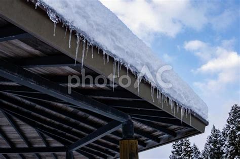 東屋に積もった雪とつらら No 25852038｜写真素材なら「写真ac」無料（フリー）ダウンロードok