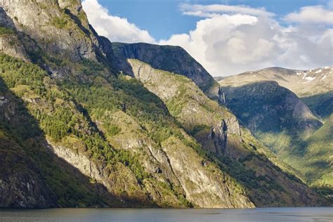 Norwegische Fjordlandschaft Berge Wasser Und Wald Norwegen S Stockbild