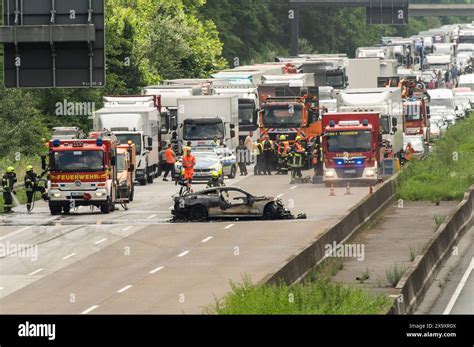 Ein Auto Ist Auf Der Autobahn 67 Zwischen Viernheim Und Lorsch In