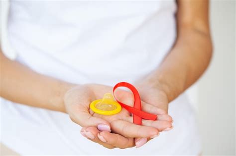 M O De Mulher Segurando Fita Vermelha Fita De Conscientiza O Do Dia