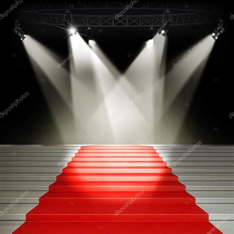 Iluminado el podio del escenario vacío con alfombra roja para la