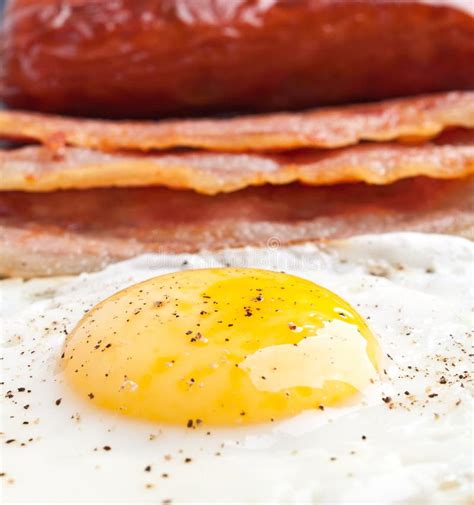 Desayuno Clásico Con El Huevo Frito Imagen de archivo Imagen de