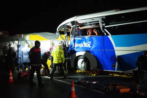 Yolcu otobüsü TIR a arkadan çarptı Çok sayıda ölü ve yaralı var TRHaber