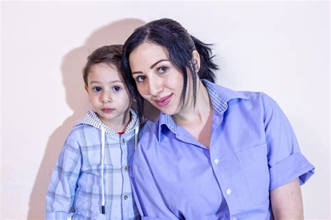 Padre E Hijo Madre E Hijo Jugando Juntos En El Estudio Foto Premium