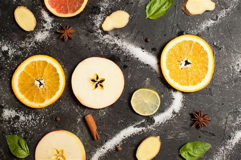 Padrão de frutas de fatias de laranja e maçã frescas em fundo preto