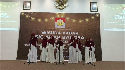 Penampilan Paduan Suara Dan Puisi Oleh Wisudawan Kelas 6 Muslimah Sdic