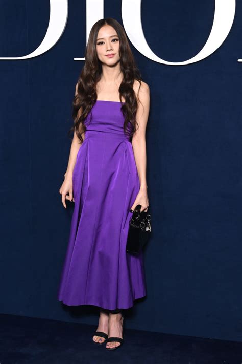 Blackpink S Jisoo Wears Purple Dress For Dior Paris Fashion Week Show