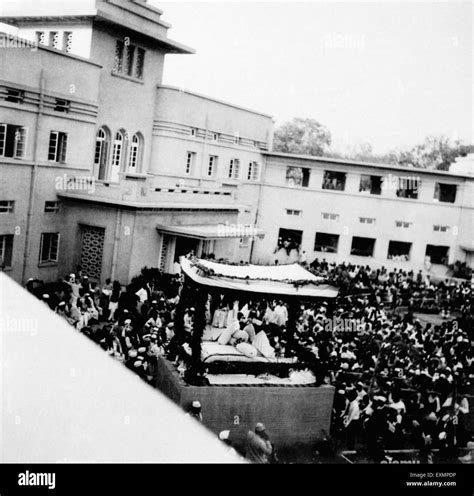 Mahatma Gandhi En La Tarima Durante La Ceremonia De Apertura De Kamla