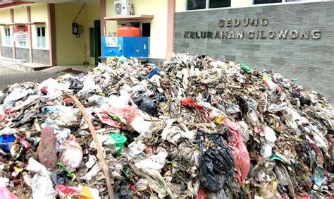 Parah Warga Cilowong Alihkan Pembuangan Sampah Dari Tangsel Ke Kantor