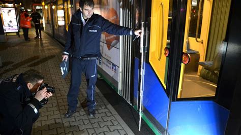 Mannheim Mann stürzt gegen fahrende Straßenbahn und wird drei Meter