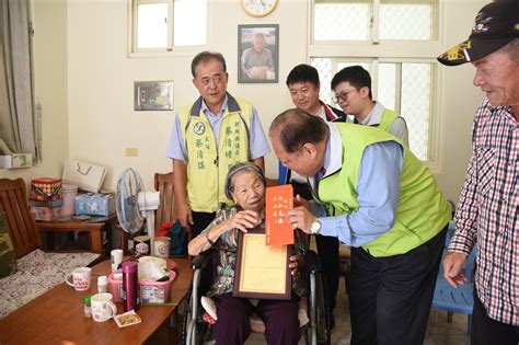 陳光復探訪百歲人瑞贈敬重陽禮金 祝福長者健康快樂「呷百二」 很角色時報